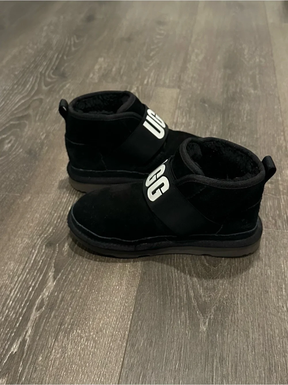 UGG Black Label Interior Size Tag Detail kids size 2